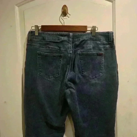 P7010 chico's so slimming  medium wash size  1.5 /32in short - Picture 8 of 9